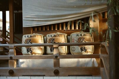 神社境内の酒樽の写真