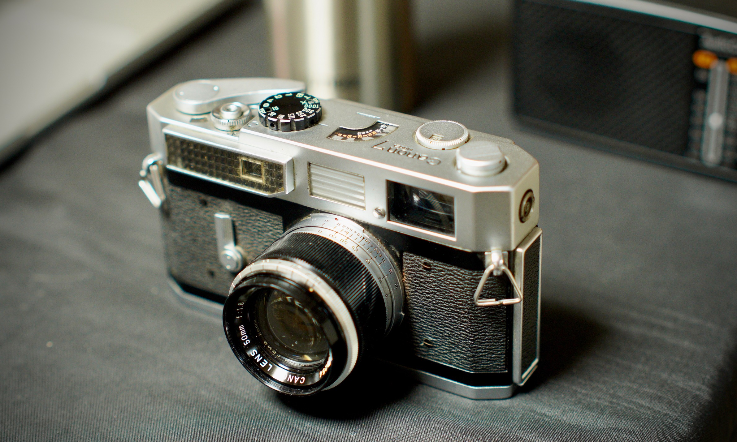 Canon 7にCanon 50mm F1.8レンズを装着したアイキャッチ写真