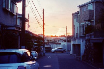 住宅街から夕陽を撮影した写真