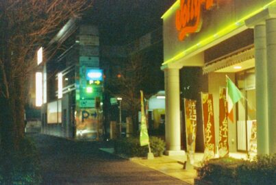 シネマフィルムで撮影_パスタ屋さんと駐車場出庫ライト